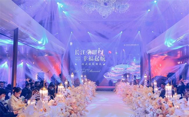 船于江中行，人在畫中游，是沉浸式郵輪婚禮給的浪漫